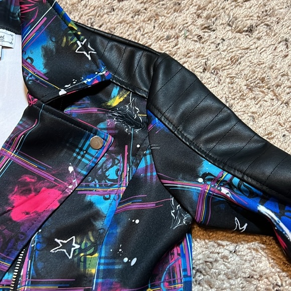 D Signed Disney Girls Moto Jacket Sz M 10/12 Descendants 2 Graffiti Zip Black - Picture 14 of 14